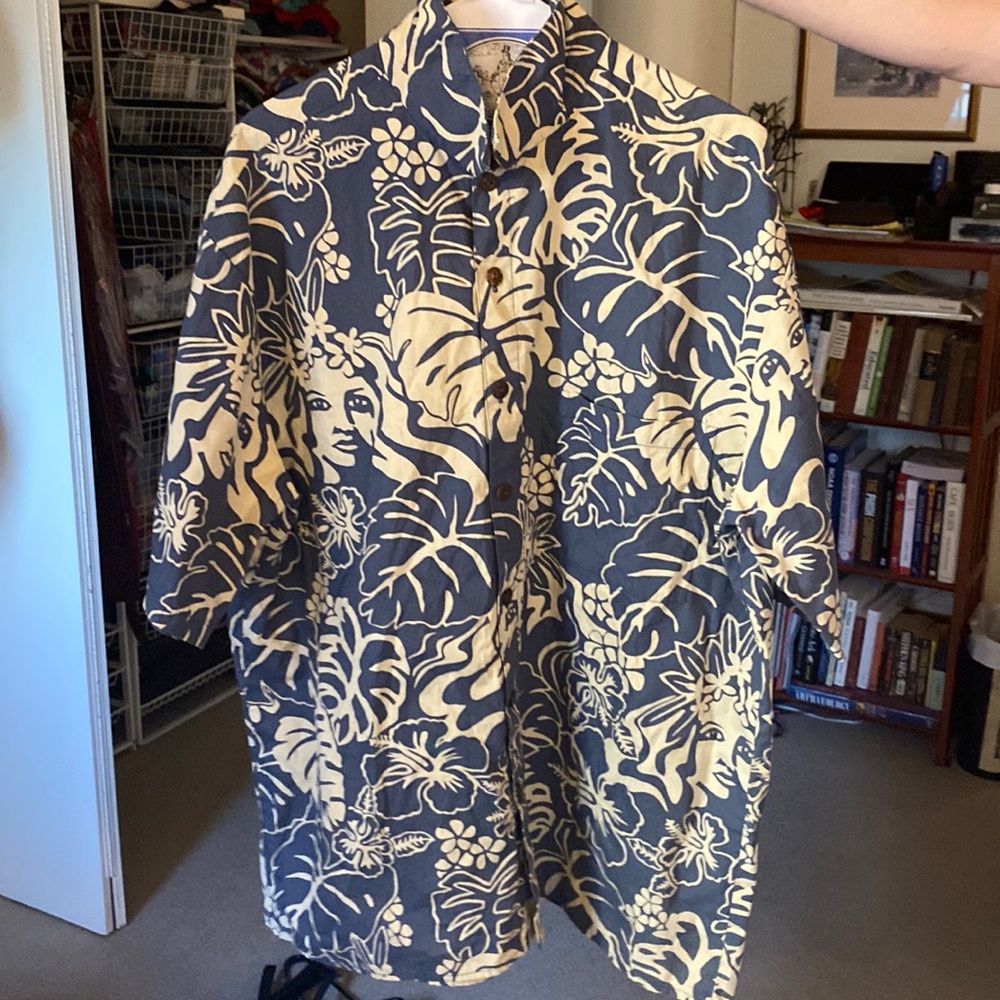 Men’s Hawaiian button-down shirt